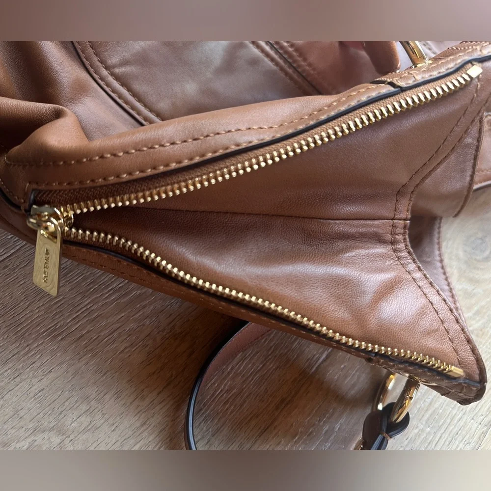 Michael Kors Moxley bag - Picture 5 of 11